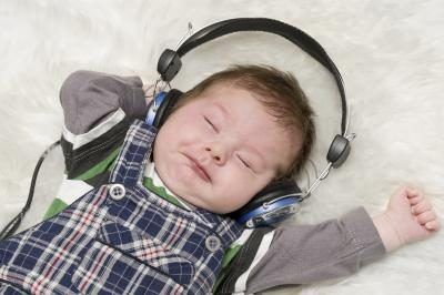 Un bébé en écoutant de la musique apaisante