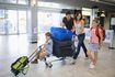 famille bagages à roulettes par l'aéroport
