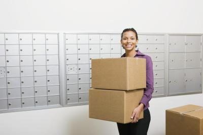 femme tenant des boîtes en bureau de poste