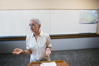 Une femme parle à la classe