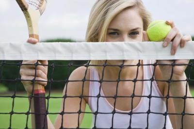 Choisissez un système de filet de tennis portable ou d'installer un poste permanent.