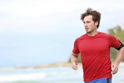 Man jogging sur la plage