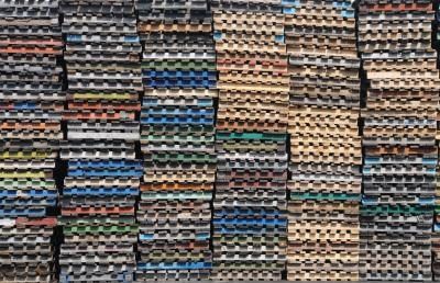 Stock de palettes en bois colorées