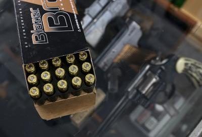 Balles et les bras 9MM affichage en magasin des armes à feu