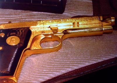 Pistolet d'Irak trouvé par contrôle de l'aéroport de Washington DC plaqué or