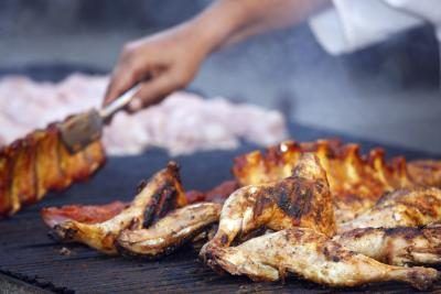 Poulet et la viande sur le barbecue