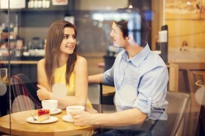 Couple parler autour d'un café