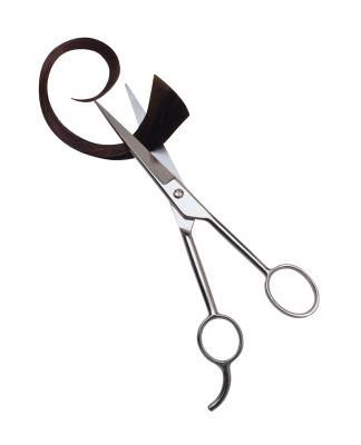 Une paire de ciseaux pour couper les cheveux servir de l'outil indispensable pour façonner tout style de cheveux bouclés.