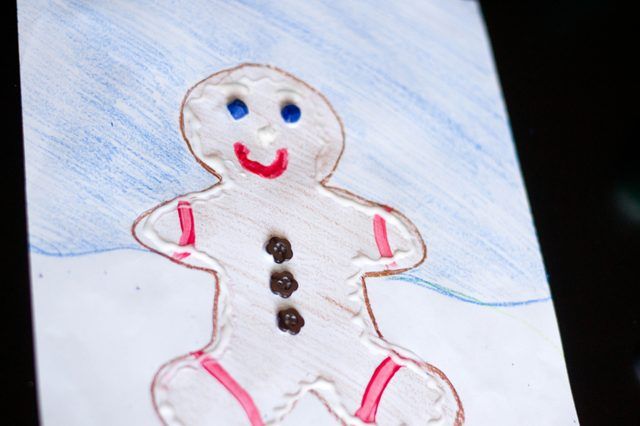 Comment décorer un homme Gingerbread sur papier Construction