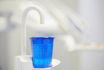 tasse d'eau dans dentiste's office