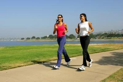 Assurez-vous de marcher ou de courir tous les jours pour construire vos muscles bout à bout et brûler les graisses