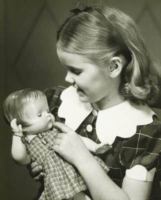 Les petites filles des années 1930 ont adoré l'aspect réaliste de poupées de composition.