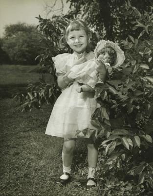 Shirley Temple poupées étaient souvent vêtus de froufrous, des tenues fantaisistes.