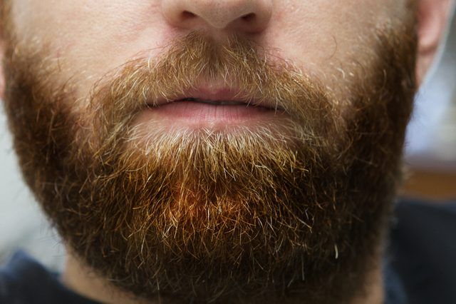 Teindre la barbe pour un look plus complet.
