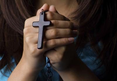 femme de prière et la tenue de croix