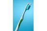 Une vieille brosse à dents nettoie efficacement les petites rainures et les lieux.