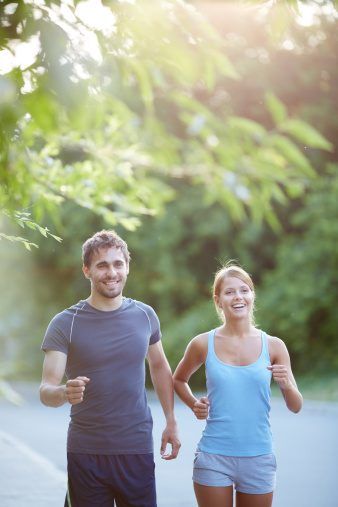 Jeune couple sur un jogging léger