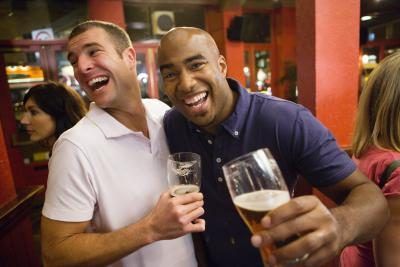 Amis buvant de la bière dans un bar