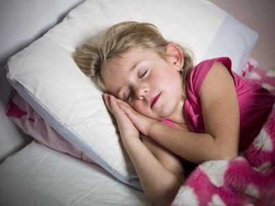 Une jeune fille de dormir dans son lit