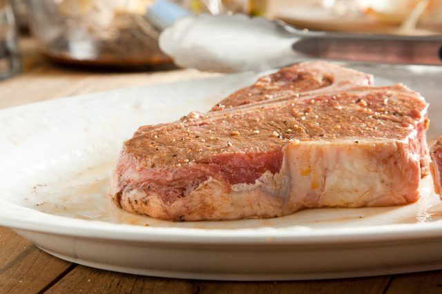 Raw T-Bone steak sur une assiette.