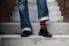 Une paire de chaussettes permet de garder votre tatouage de pied hors de portée du public.