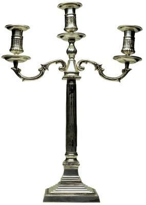 Cette candélabres sterling antique est à la fois décorative et fonctionnelle.