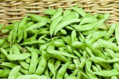Les haricots de soja pour la vente à un marché.