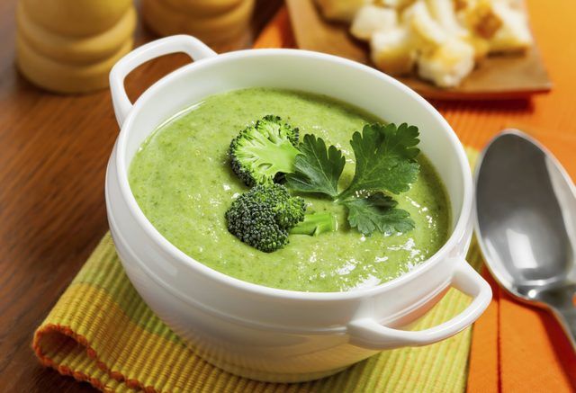 Vous pouvez souvent utiliser le même jus de brocoli, une soupe épaisse crémeuse ou un bouillon plus mince.