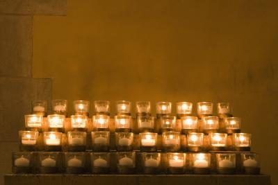 Un tableau des bougies votives.