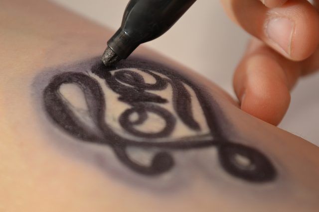 Comment faire un faux tatouage Avec un Sharpie