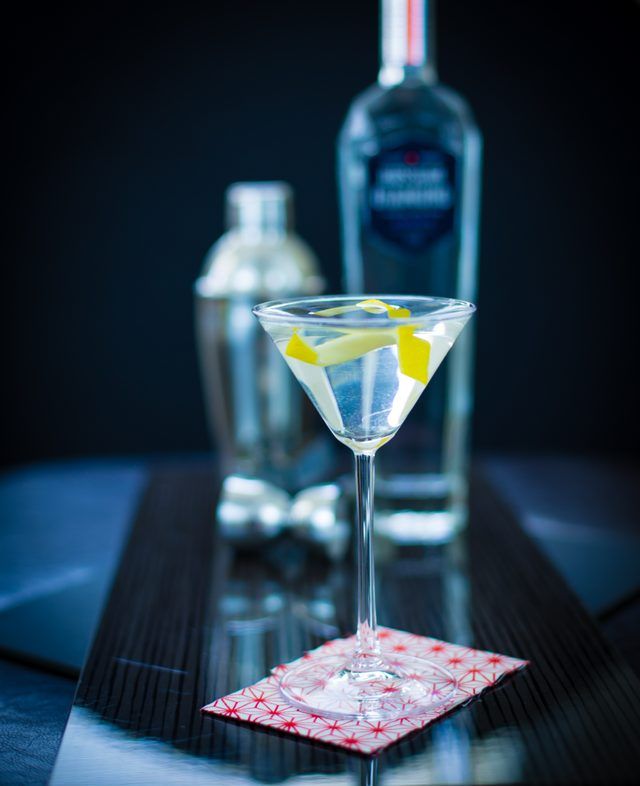 Essayez un cocktail de martini sec avec un zeste de citron frais pour un peu d'arôme.
