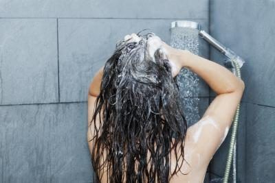 femme les cheveux shampooing dans la douche