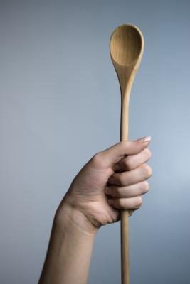 Dessinez une cuillère en bois à travers la pâte pour tester l'épaisseur.
