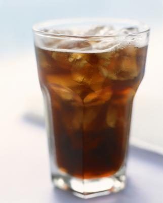 Un gros plan d'une boisson gazeuse dans un verre de glace.
