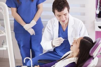 Dentiste de travail sur le patient