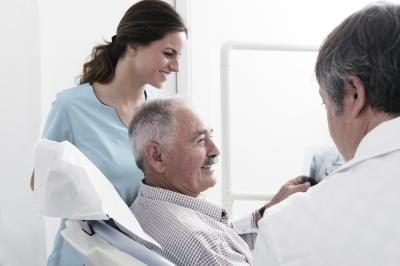 Dentiste faisant rire le patient