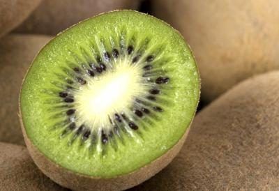 Regardez la peau du kiwi floue pour vous assurer qu'il est lisse.