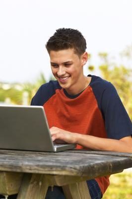 Teen boy sur ordinateur