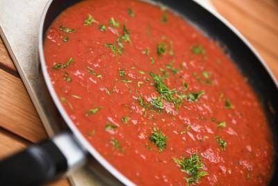 Sauce tomate dans la poêle