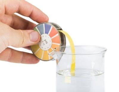 Testez l'eau avec des bandes de pH.