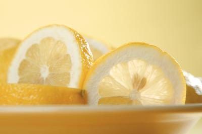 Couper un citron en lanières.
