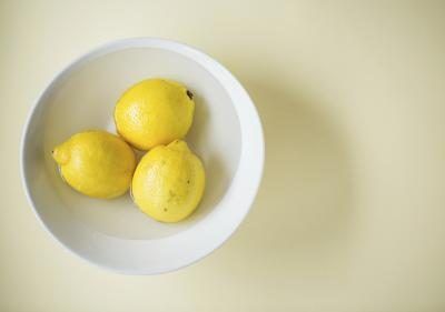 Déposez puces dans un bol de jus de citron pour les tuer.