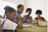 Offrant grâce au repas enseigne aux enfants la reconnaissance - et la patience!